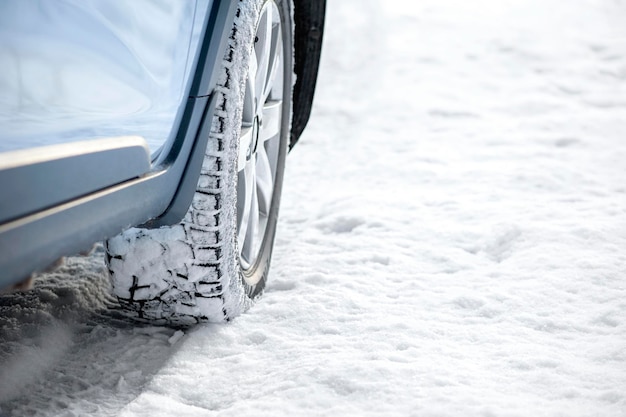 Autobanden op een winterweg bedekt met sneeuw