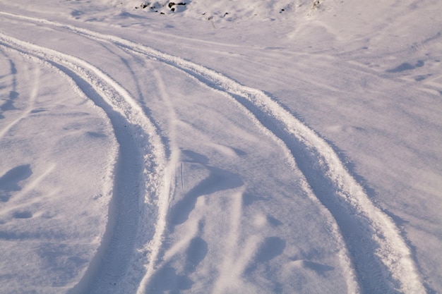 Autobandensporen in de sneeuw