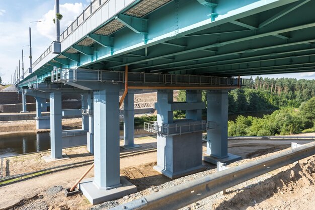 Autobrug over de brede rivier