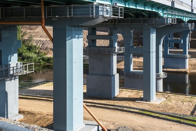 Autobrug over de brede rivier