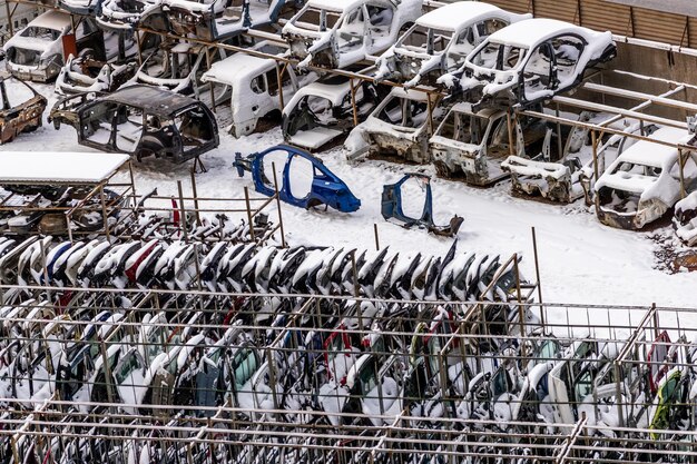 Foto autocarrosserieën gedemonteerd voor reserveonderdelen op de automarkt in rusland