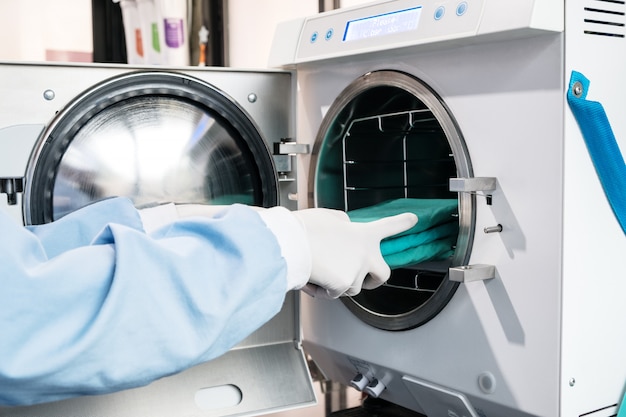 Sterilizzatrice autoclave per la pulizia di strumenti dentali. cless b / alta qualità.