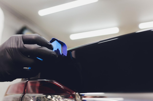 Autodetaillering Man brengt nano-beschermende coating aan op de auto. Selectieve aandacht