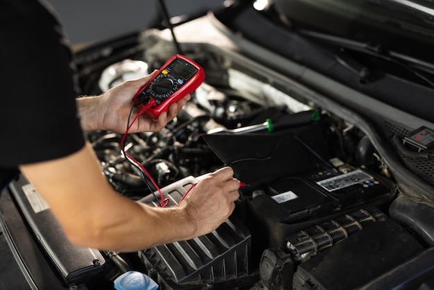 Autodiagnose automonteur reparateur zoekt motorstoring op diagnoseapparatuur