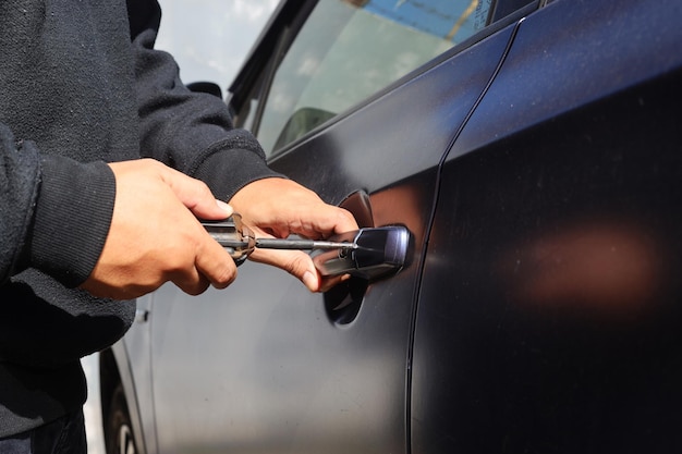 Autodief probeert in te breken in auto met schroevendraaier Autodief autodiefstal