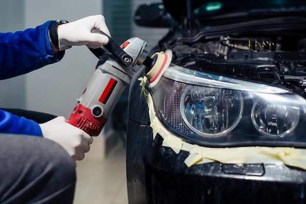 Autokoplampen reinigen met powerbuffermachine bij autoservice