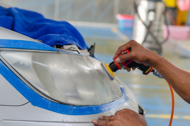 Foto autokoplampreiniging polijstmachine bij autoservice.