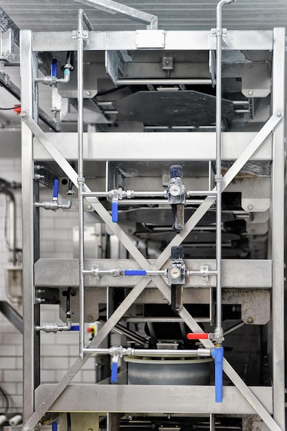 Автоматизированное оборудование для производства сыра Грюйер де Конт на молочном заводе Франш Конт, Бургундия, Франция.