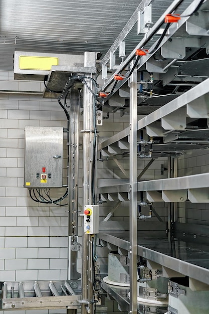 Автоматизированное оборудование для производства сыра Грюйер де Конт на молочном заводе Franche Comte, Бургундия, Франция.