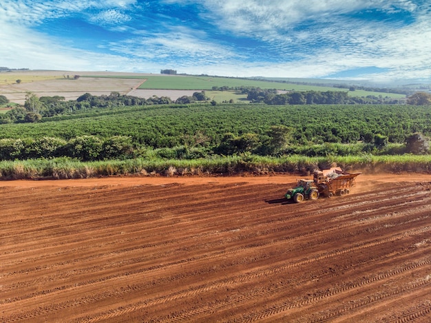 ブラジルでサトウキビを植える自動トラクター-ペデルネイラス-サンパウロ-ブラジル-03-20-2021。