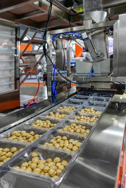 自動チキンポークはコンベヤーベルトで生肉食品生産ラインをスライスします