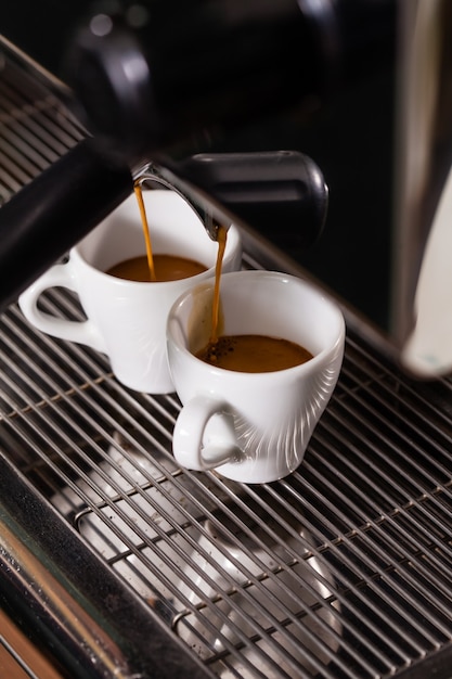 향긋한 커피 두 잔을 만드는 자동 커피 머신