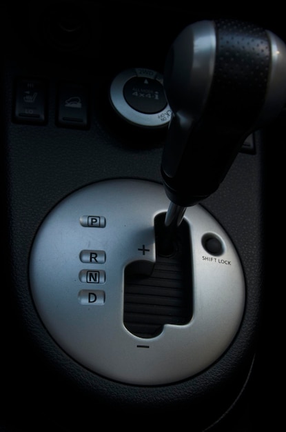 Automatic gear lever and truck 4x4 traction indicator in black and silver