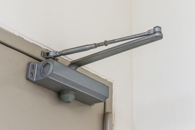 Automatic hydraulic leaver hinge door closer holder