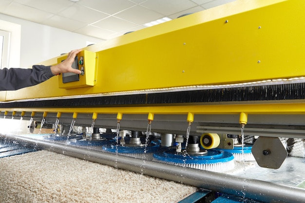 Automatic machine and equipment for carpet washing and dry cleaning