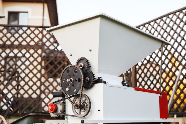 Automatic metal grape crusher for pressing grapes to make wine