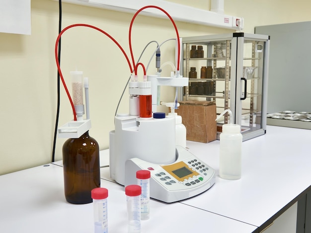 生化学実験室の自動滴定装置