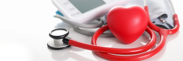 테이블 심장학 의료 서비스에 자동 안압계 청진기 및 빨간색 작은 심장