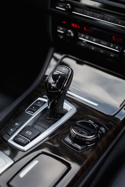 Переключение передач автоматической коробки передач в современном автомобиле крупным планом