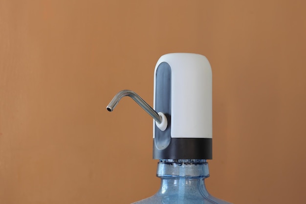 Automatic water dispenser placed in a jug, rechargeable with USB cable