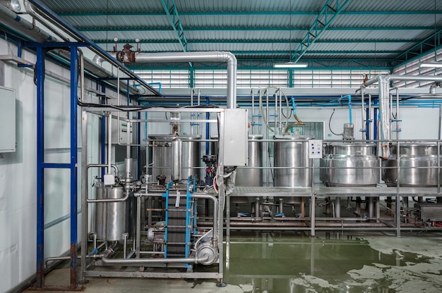 Foto sistema di produzione di impianti per la lavorazione di bevande di automazione con serbatoi di caldaie inossidabili, conduttura del liquido e pannello di controllo