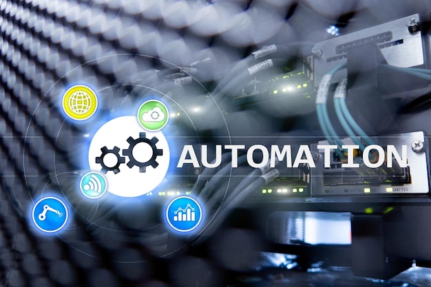 Автоматизация бизнес-процессов и инновационных технологий в производстве Интернет и технологическая концепция на фоне серверной комнаты