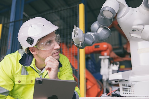 Foto programmazione del servizio di ingegnere dell'automazione braccio robotico concetto di industria manifatturiera automatica della macchina moderna della nuova era