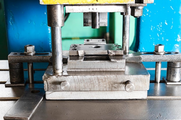 자동화 유압 프레스 스탬핑 기계 생산 라인 산업용 금속 가공 기계 공장의 산업 작업장에서 유압 프레스의 근접 촬영