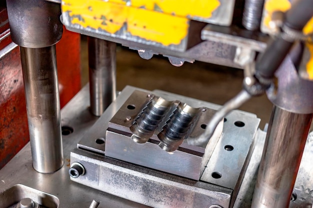 Automazione pressa idraulica linea di produzione di macchine per la lavorazione dei metalli macchine industriali per la lavorazione dei metalli primo piano di una pressa idraulica in un'officina industriale in una fabbrica