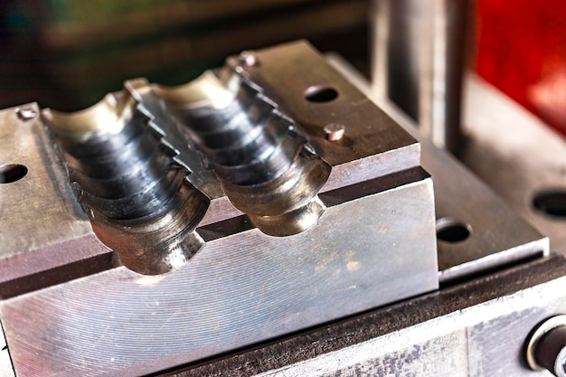 Automazione pressa idraulica linea di produzione di macchine per la lavorazione dei metalli macchine industriali per la lavorazione dei metalli primo piano di una pressa idraulica in un'officina industriale in una fabbrica