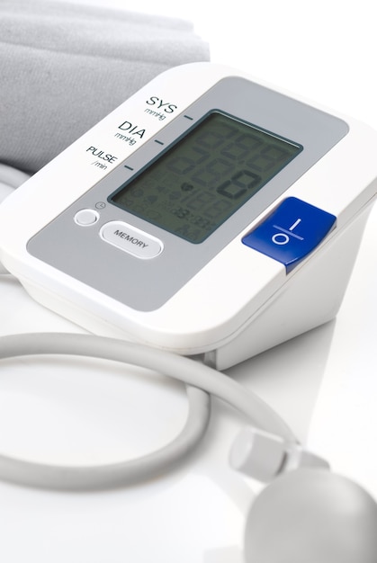 Automatische digitale bloeddrukmeter geïsoleerd op wit