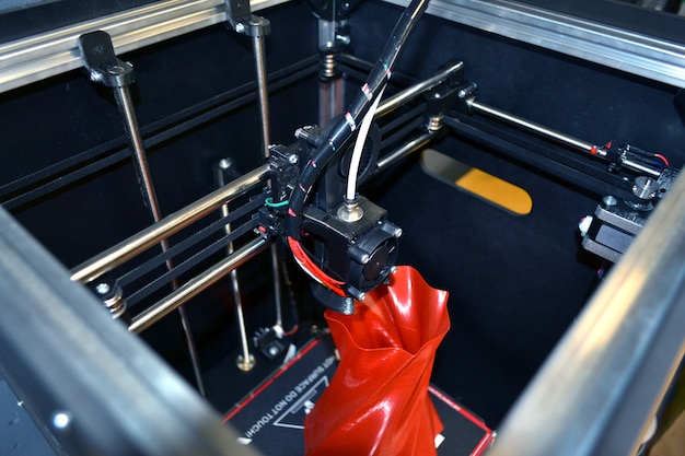 Automatische driedimensionale 3D-printer voert plastic uit.