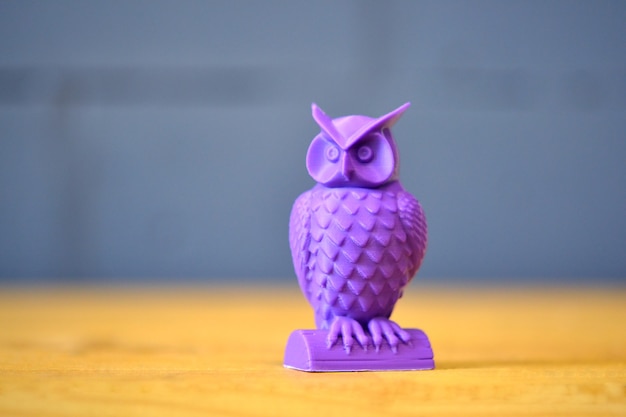 Foto automatische driedimensionale 3d-printer voert plastic uit.