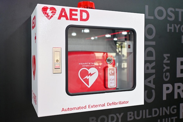 Foto automatische externe defibrillator in rode doos op de muur in de sportschool fitness aed medische eerste hulp apparaat het is een draagbaar elektronisch apparaat dat automatisch levensbedreigende hartstilstand diagnosticeert