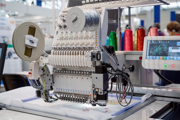 Automatische industriële naaimachine voor steek door digitaal patroon. Moderne textielindustrie.