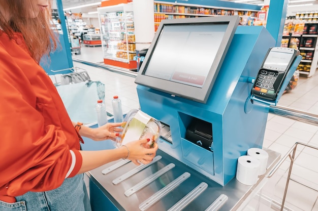 Automatische selfservice-checkout in de supermarkt stelt klanten in staat hun artikelen snel te scannen en te betalen zonder een kassier nodig te hebben