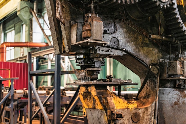 Automatisering hydraulische pers stempelmachine productielijn industriële metaalbewerkingsmachines Close-up van een hydraulische pers in een industriële werkplaats in een fabriek