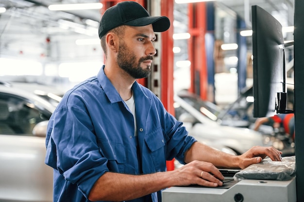 Automechanicus in de garage Reparatiedienst