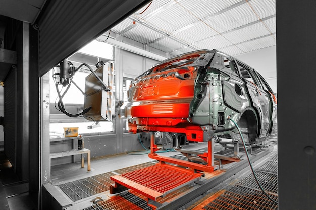 Foto verniciatura della linea di produzione di automobili impianto di assemblaggio di automobili moderne auto rossa