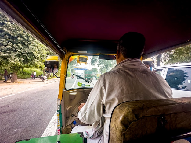 Automobilist rijdt auto rikshaw Delhi India 26 september 2022