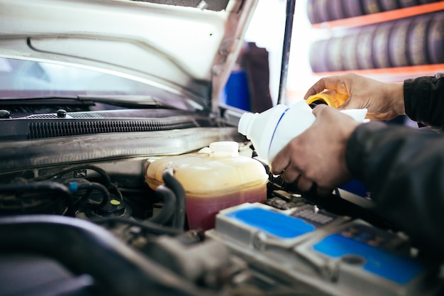 Automonteur die auto herstelt. Selectieve aandacht.