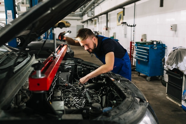 Foto automonteur die de motor van de auto vangt