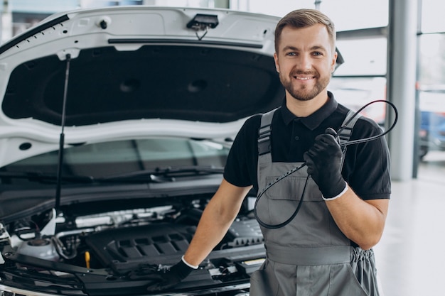 Automonteur die een auto controleert bij een autoservice