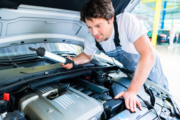 Automonteur die in de workshop van de autodienst werkt