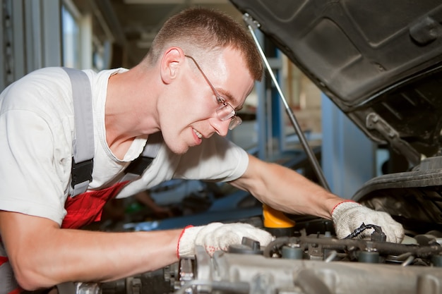 Automonteur reparateur aan het werk