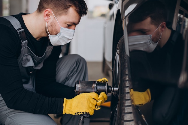 Automonteur veranderende wielen in auto