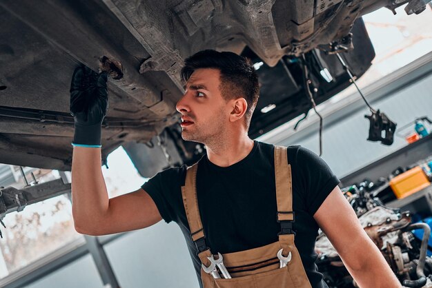 Automonteur werken bij auto reparatiewerkplaats Close-up weergave