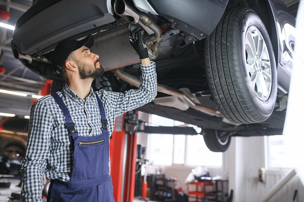 Automonteur werken bij auto reparatiewerkplaats