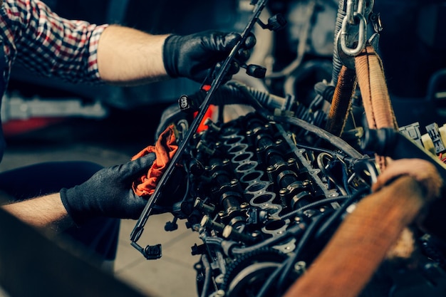 Foto automonteur werken in garage reparatieservice