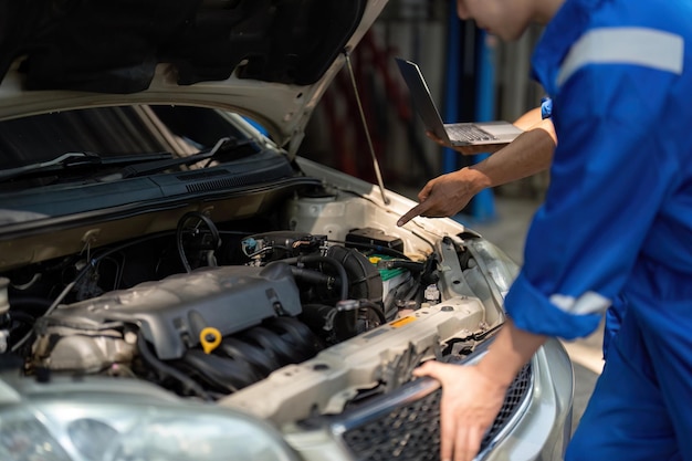 Automonteur werken in garage Reparatieservice